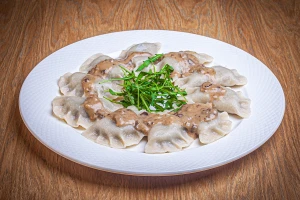 Pierogi bezglutenowe  z mięsem z jelenia i trawą żubrową 8 szt.